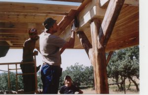 Construcción de la cubierta en una casa de paja