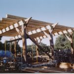 estructura de madera en casa de paja